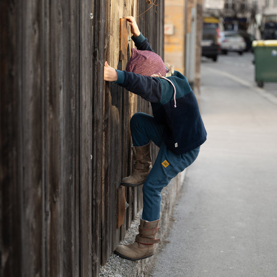 Kuscheliger Kinder-Troyer aus Bio-Fleece, perfekt für kalte Morgen und aktive Tage im Freien.